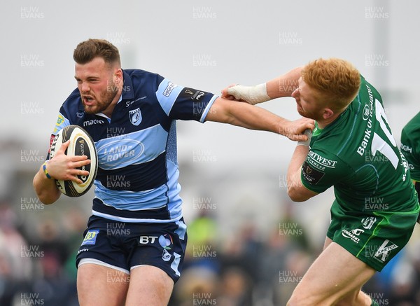 130419 -  Connacht v Cardiff Blues - Guinness PRO14 -  Owen Lane of Cardiff Blues evades the tackle of Darragh Leader of Connacht on his way to scoring his side's first try