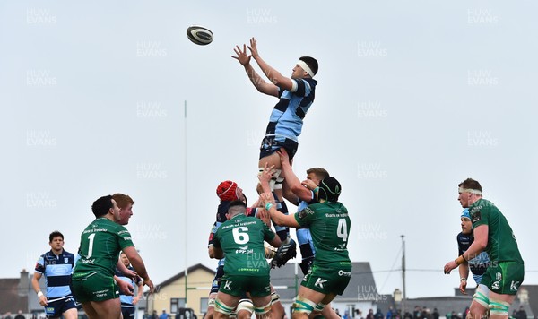 130419 -  Connacht v Cardiff Blues - Guinness PRO14 -  Rory Thornton of Cardiff Blues wins possession in the line out