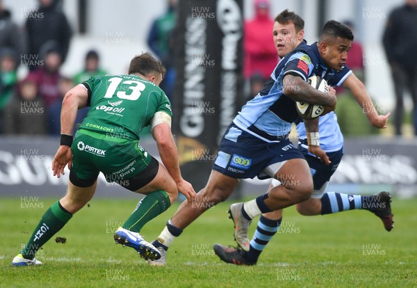 130419 -  Connacht v Cardiff Blues - Guinness PRO14 -  Rey Lee-Lo of Cardiff Blues gets away from Tom Farrell of Connacht 