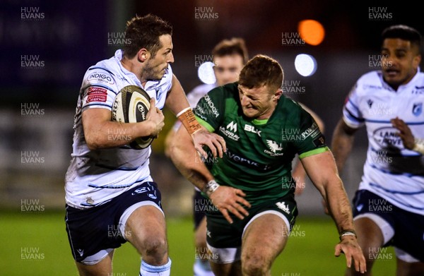 150220 - Connacht v Cardiff Blues - Guinness PRO14 -  Jason Tovey of Cardiff Blues in action against Peter Robb of Connacht