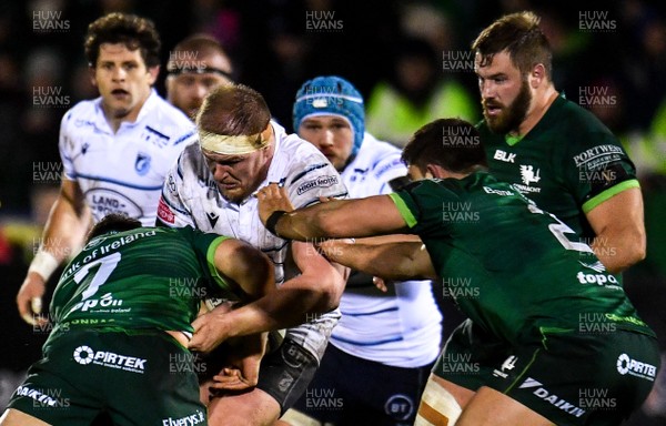 150220 - Connacht v Cardiff Blues - Guinness PRO14 -  Olly Robinson of Cardiff Blues is tackled by Colby Fainga'a (left) and Dave Heffernan of Connacht