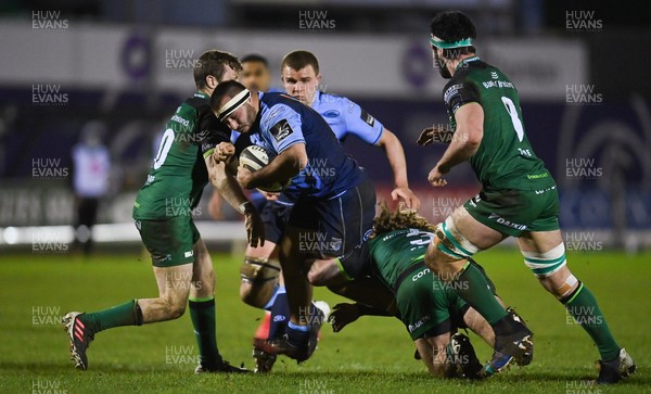 200221 - Connacht v Cardiff Blues - Guinness PRO14 - Liam Belcher of Cardiff Blues is tackled by Jack Carty, left, and Finlay Bealham of Connacht
