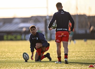 050425 - Connacht v Cardiff Rugby -EPCR Challenge Cup Round of 16 - Cardiff players Ben Thomas, left, and Callum Sheedy before the match