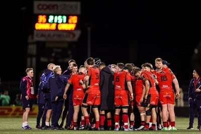050425 - Connacht v Cardiff Rugby - EPCR Challenge Cup Round of 16 - Cardiff Rugby players huddle after their side's defeat