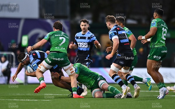 150423 - Connacht v Cardiff Rugby - United Rugby Championship - Liam Belcher of Cardiff is tackled by Josh Murphy, right, and Conor Oliver of Connacht