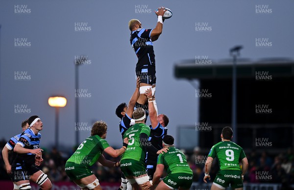 150423 - Connacht v Cardiff Rugby - United Rugby Championship - Taulupe Faletau of Cardiff wins possession in the lineout