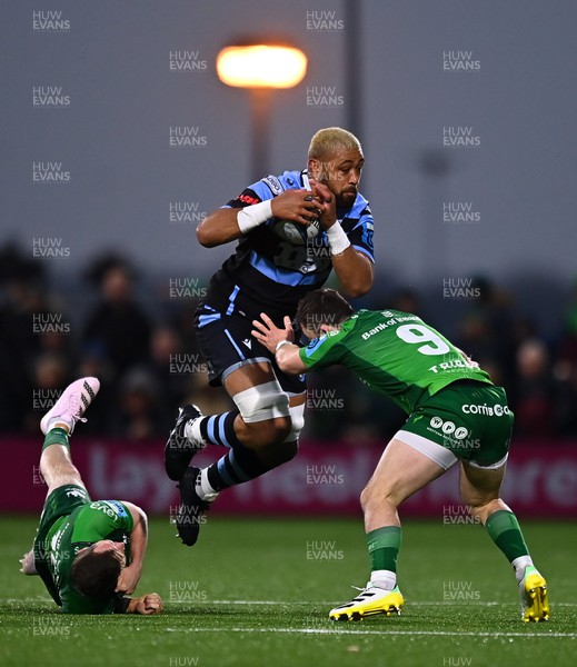150423 - Connacht v Cardiff Rugby - United Rugby Championship - Taulupe Faletau of Cardiff is tackled by Jack Carty, left, and Caolin Blade of Connacht