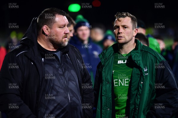 150423 - Connacht v Cardiff Rugby - United Rugby Championship - Cardiff director of rugby Dai Young in conversation with Connacht captain Jack Carty after the match