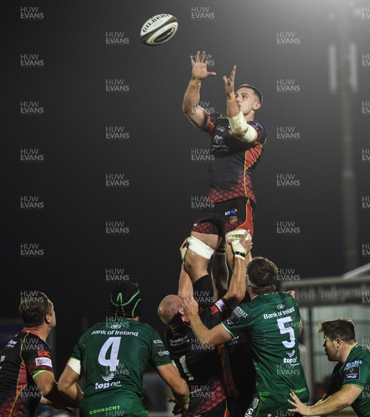 031118 - Connacht v Dragons - Guinness PRO14 -  Harrison Keddie of Dragons wins possession in the line out