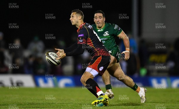 031118 - Connacht v Dragons - Guinness PRO14 -  Jason Tovey of Dragons in action against Denis Buckley of Connacht