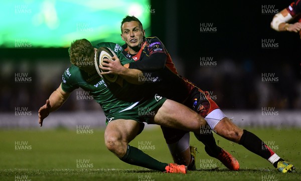 031118 - Connacht v Dragons - Guinness PRO14 -  Colm De Buitlear of Connacht is tackled by Jason Tovey of Dragons