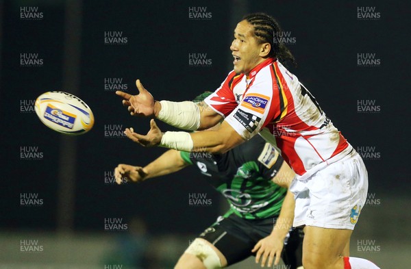 050113 Connacht v Dragons - RaboDirect Pro 12 - Dragons' Andy Tuilagi offloads the ball before being tackled by Dave McSharry of Connacht 