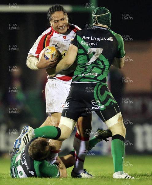 050113 Connacht v Dragons - RaboDirect Pro 12 - Connacht's Dan Parks and Eoin McKeon attempt to bring down Andy Tuilagi of Dragons 