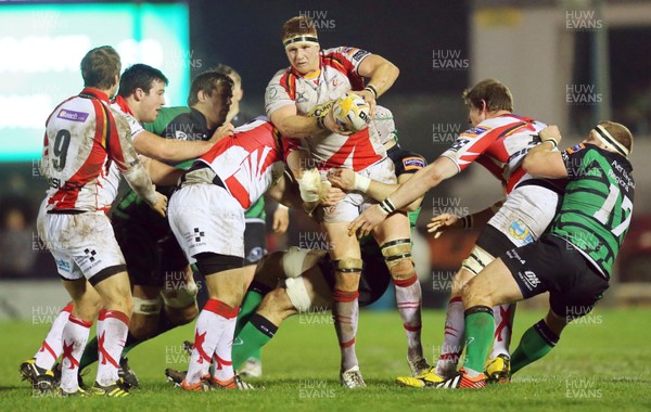 050113 Connacht v Dragons - RaboDirect Pro 12 - Dragons' Andrew Coombs feeds lineout ball to team mate Wayne Evans