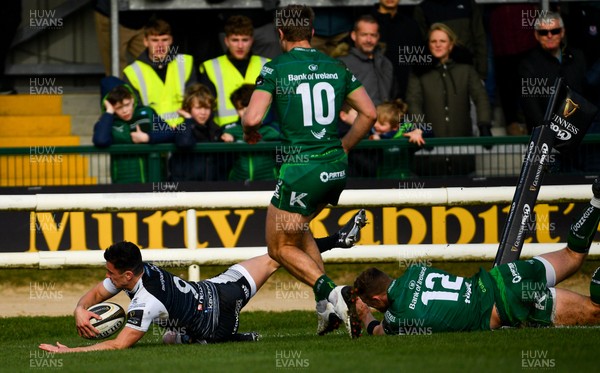 020319 - Connacht v Ospreys - Guinness PRO14 -  Matthew Aubrey of Ospreys dives over to score his side's first try despite the tackle of Peter Robb of Connacht 