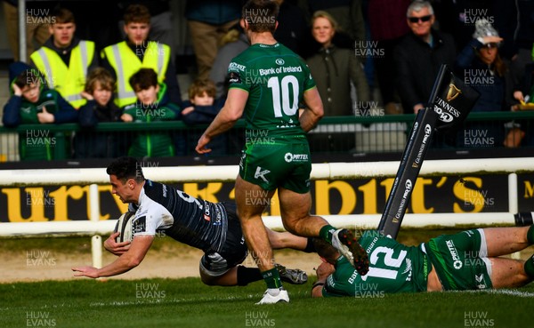 020319 - Connacht v Ospreys - Guinness PRO14 -  Matthew Aubrey of Ospreys dives over to score his side's first try despite the tackle of Peter Robb of Connacht 