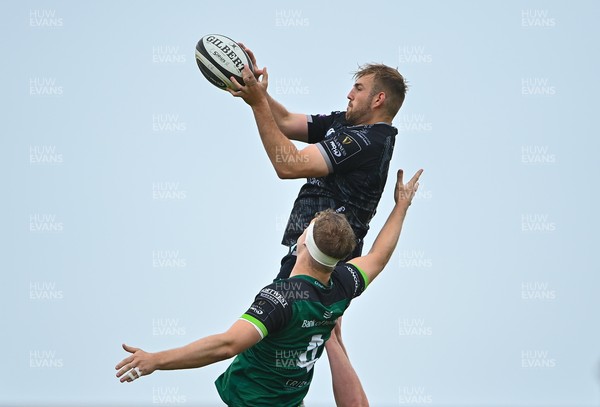 040621 - Connacht v Ospreys - Guinness PRO14 Rainbow Cup - Will Griffiths of Ospreys wins possession in the lineout ahead of Niall Murray of Connacht