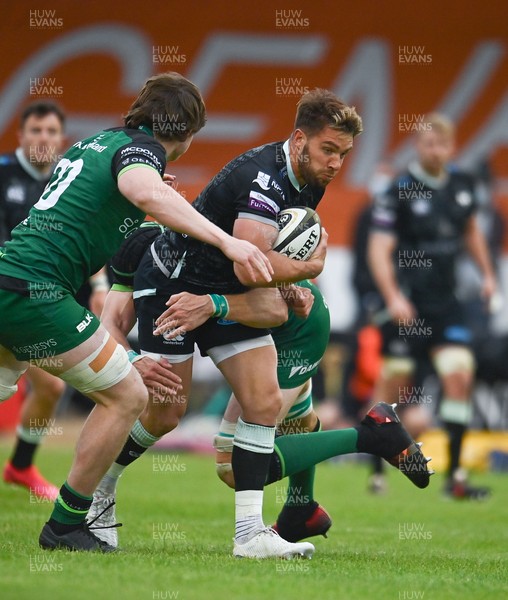 040621 - Connacht v Ospreys - Guinness PRO14 Rainbow Cup - Rhys Webb of Ospreys is tackled by Ultan Dillane, right, and Sean Masterson of Connacht