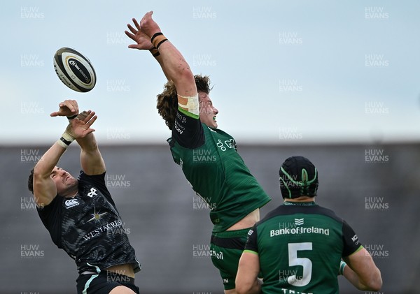 040621 - Connacht v Ospreys - Guinness PRO14 Rainbow Cup - Luke Morgan of Ospreys contests possession with Cian Prendergast of Connacht