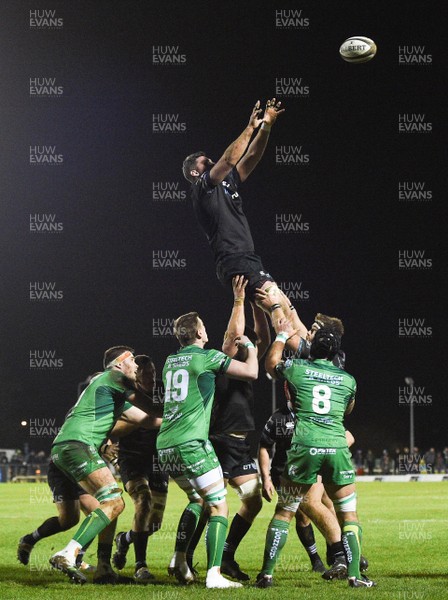 090218 - Connacht v Ospreys - Guinness PRO14 -  Rob McCusker of Ospreys takes the ball in the line out