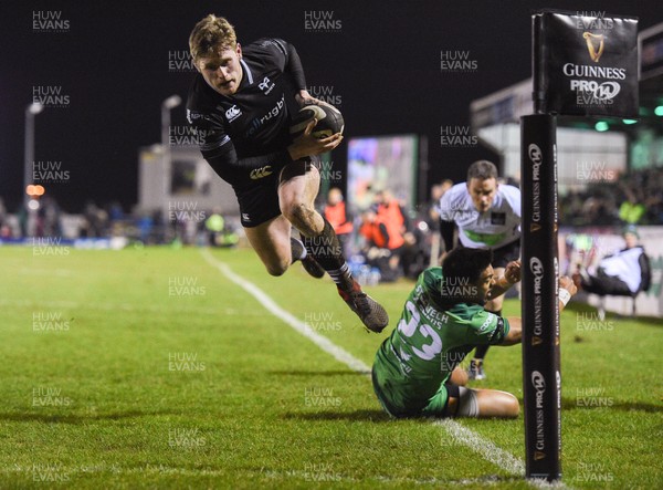 090218 - Connacht v Ospreys - Guinness PRO14 -  Dafydd Howells of Ospreys dives past the tackle Connacht's Pita Ahki to score a try