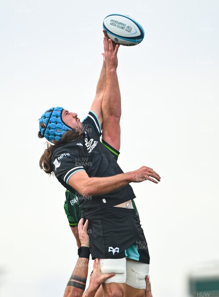 211023 - Connacht v Ospreys - United Rugby Championship - Justin Tipuric of Ospreys competes for line out ball