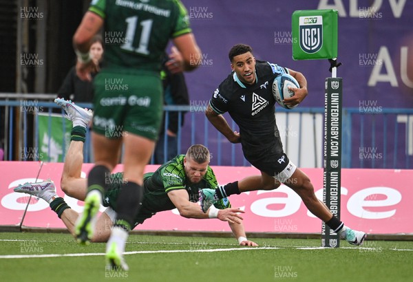 211023 - Connacht v Ospreys - United Rugby Championship - Keelan Giles of Ospreys scores his side's first try despite the efforts of Diarmuid Kilgallen of Connacht