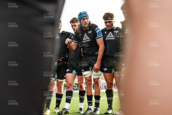 211023 - Connacht v Ospreys - United Rugby Championship - Justin Tipuric of Ospreys gives a team talk after his side's defeat