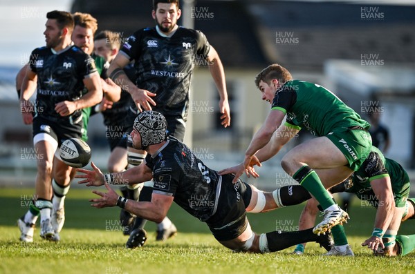 240121 - Connacht v Ospreys - Guinness PRO14 - Dan Lydiate of Ospreys is tackled by Ultan Dillane and Conor Fitzgerald of Connacht