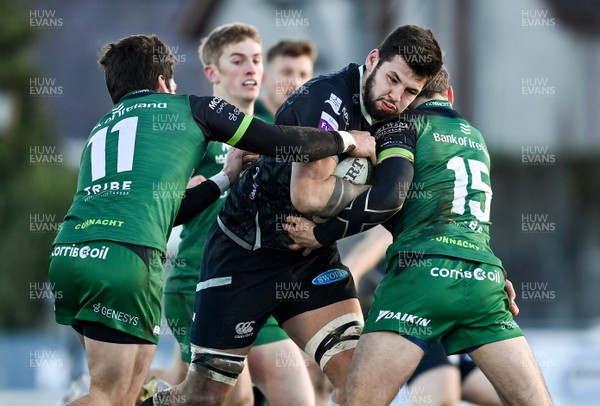 240121 - Connacht v Ospreys - Guinness PRO14 - Rhys Davies of Ospreys is tackled by Alex Wootton and John Porch of Connacht