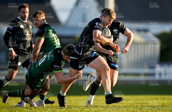 240121 - Connacht v Ospreys - Guinness PRO14 - Keiran Williams of Ospreys is tackled by Conor Fitzgerald