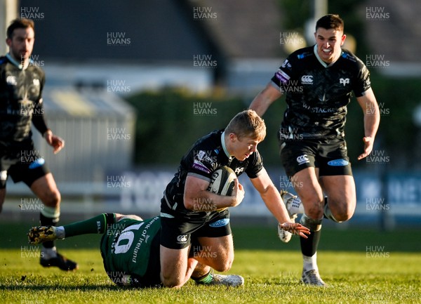 240121 - Connacht v Ospreys - Guinness PRO14 - Keiran Williams of Ospreys is tackled by Conor Fitzgerald