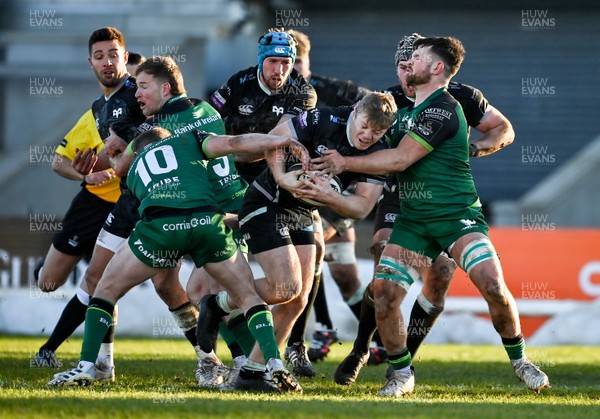 240121 - Connacht v Ospreys - Guinness PRO14 - Keiran Williams of Ospreys is tackled by Conor Fitzgerald and Conor Oliver of Connacht