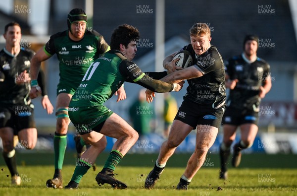 240121 - Connacht v Ospreys - Guinness PRO14 - Keiran Williams of Ospreys is tackled by Alex Wootton of Connacht