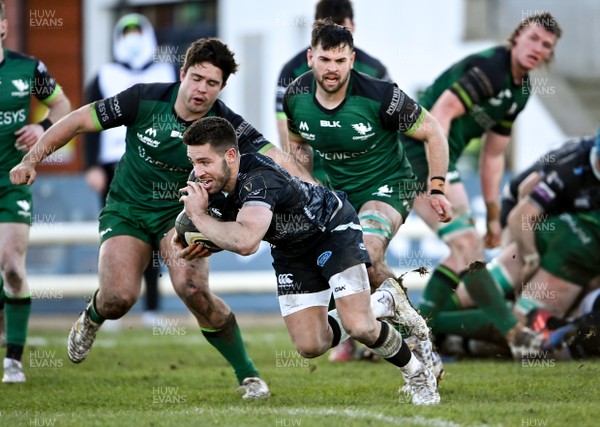 240121 - Connacht v Ospreys - Guinness PRO14 - Rhys Webb of Ospreys on his way to scoring his side's second try