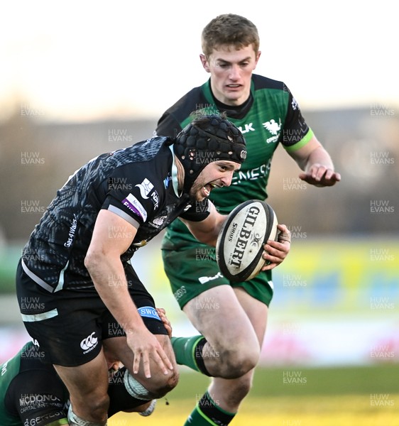 240121 - Connacht v Ospreys - Guinness PRO14 - Dan Evans of Ospreys in action against Conor Oliver and Conor Fitzgerald of Connacht, right