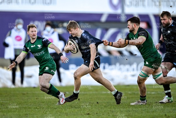 240121 - Connacht v Ospreys - Guinness PRO14 - Keiran Williams of Ospreys is tackled by Conor Oliver of Connacht