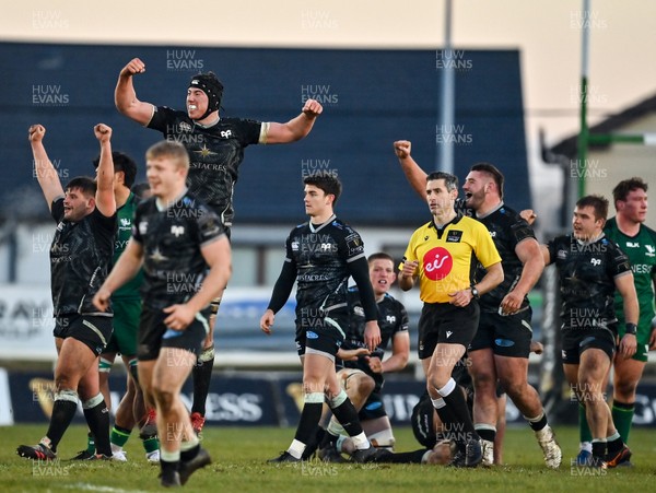 240121 - Connacht v Ospreys - Guinness PRO14 - Adam Beard of Ospreys celebrates with his team-mates at the final whistle