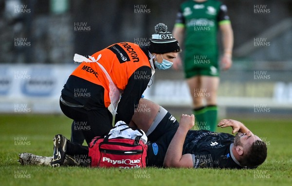 240121 - Connacht v Ospreys - Guinness PRO14 - Gareth Thomas of Ospreys is tended to by medical personnel after receiving an injury