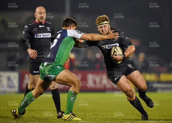 270216 - Connacht v Ospreys - Guinness PRO12 - Scott Otten, Ospreys, is tackled by Sean O'Brien, Connacht