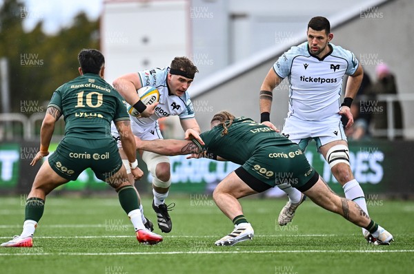 280326 - Connacht Rugby v Ospreys, United Rugby Championship - Morgan Morse of Ospreys takes on Finlay Bealham of Connacht and Josh Ioane of Connacht