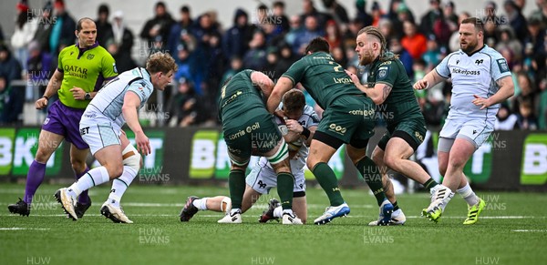 280326 - Connacht Rugby v Ospreys, United Rugby Championship - Keiran Williams of Ospreys in action against Shamus Hurley-Langton, left, and Dave Heffernan of Connacht
