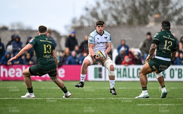 280326 - Connacht Rugby v Ospreys, United Rugby Championship - Morgan Morse of Ospreys takes on Cathal Forde,left, and Bundee Aki of Connacht 