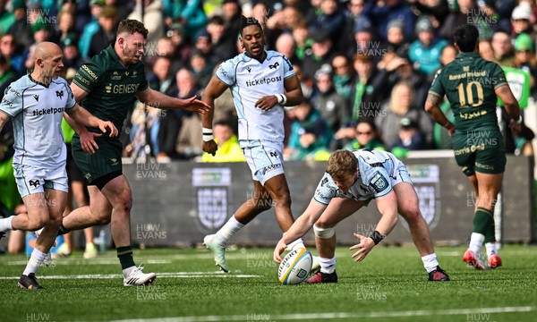 280326 - Connacht Rugby v Ospreys, United Rugby Championship - Keiran Williams of Ospreys claims the ball