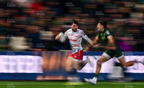 130326 - Connacht v Scarlets - United Rugby Championship - Joe Roberts of Scarlets on his way to scoring his side's first try