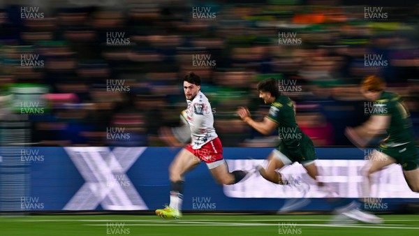 130326 - Connacht v Scarlets - United Rugby Championship - Joe Roberts of Scarlets on his way to scoring his side's first try