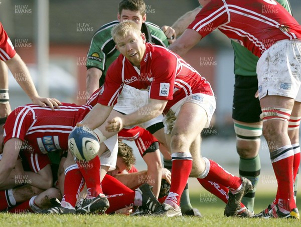 180206 - Connacht v Llanelli -  Llanelli's Clive Stuart Smith passes the ball 