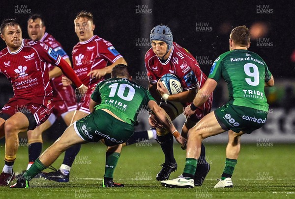 211022 - Connacht v Scarlets - BKT United Rugby Championship - Jonathan Davies of Scarlets is tackled by Jack Carty of Connacht