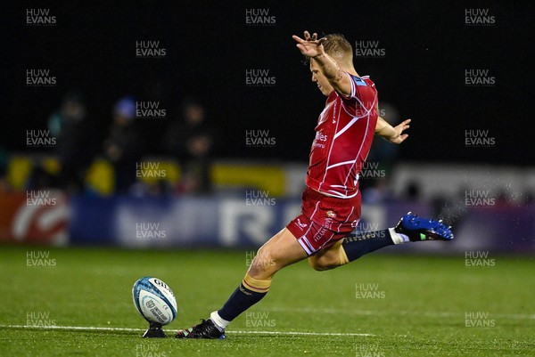 211022 - Connacht v Scarlets - BKT United Rugby Championship - Sam Costelow of Scarlets kicks a penalty