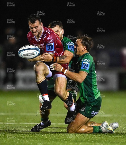 211022 - Connacht v Scarlets - BKT United Rugby Championship - Ryan Conbeer of Scarlets is tackled by Conor Oliver, left, and John Porch of Connacht
